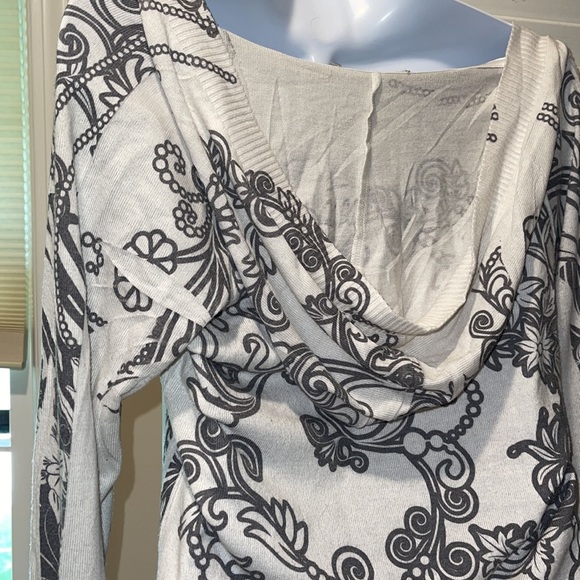 Hooded gray/white knit top - Picture 8 of 8